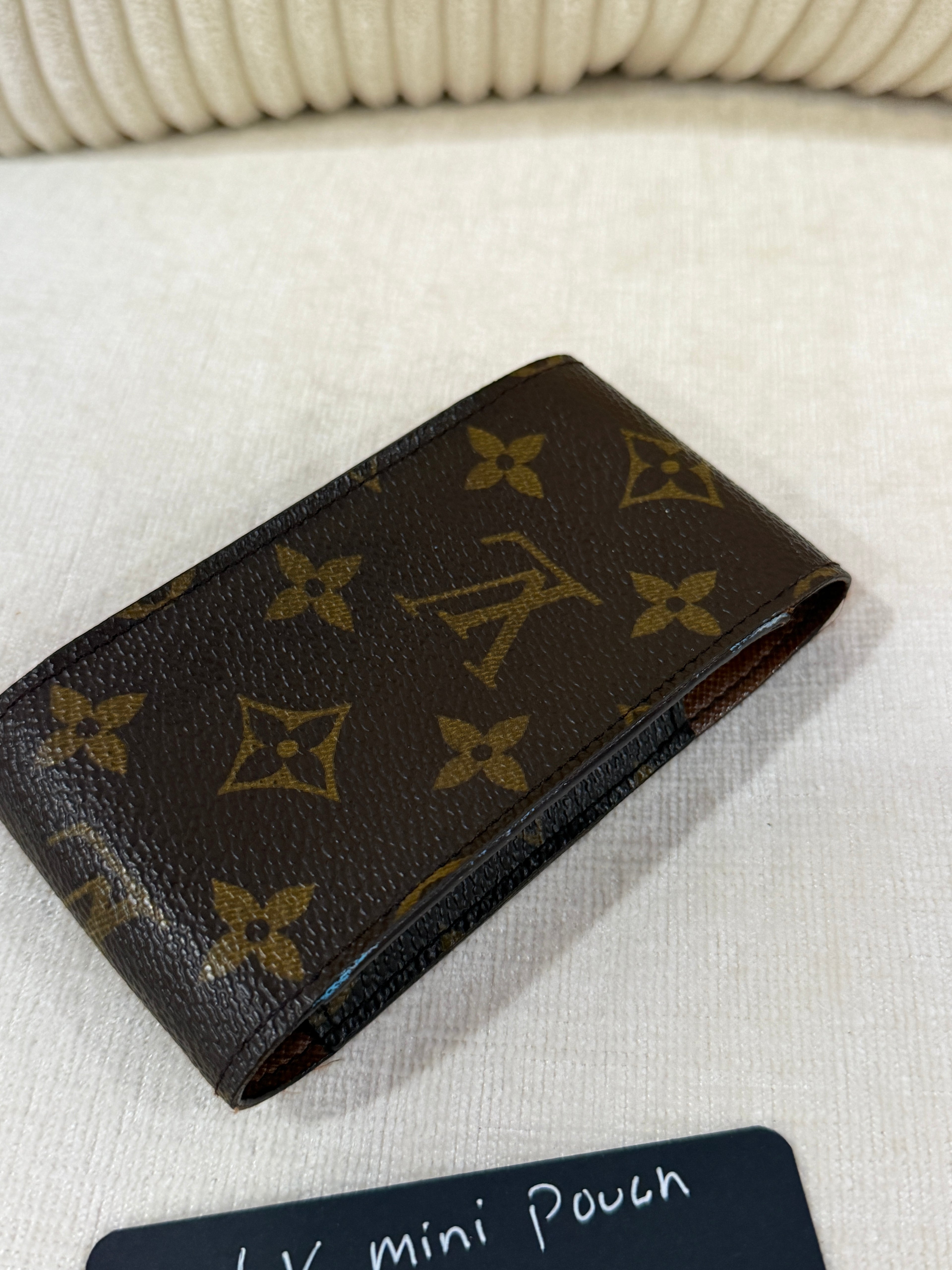 Louis Vuitton Mini Pouch
Monogram Canvas LV-1004