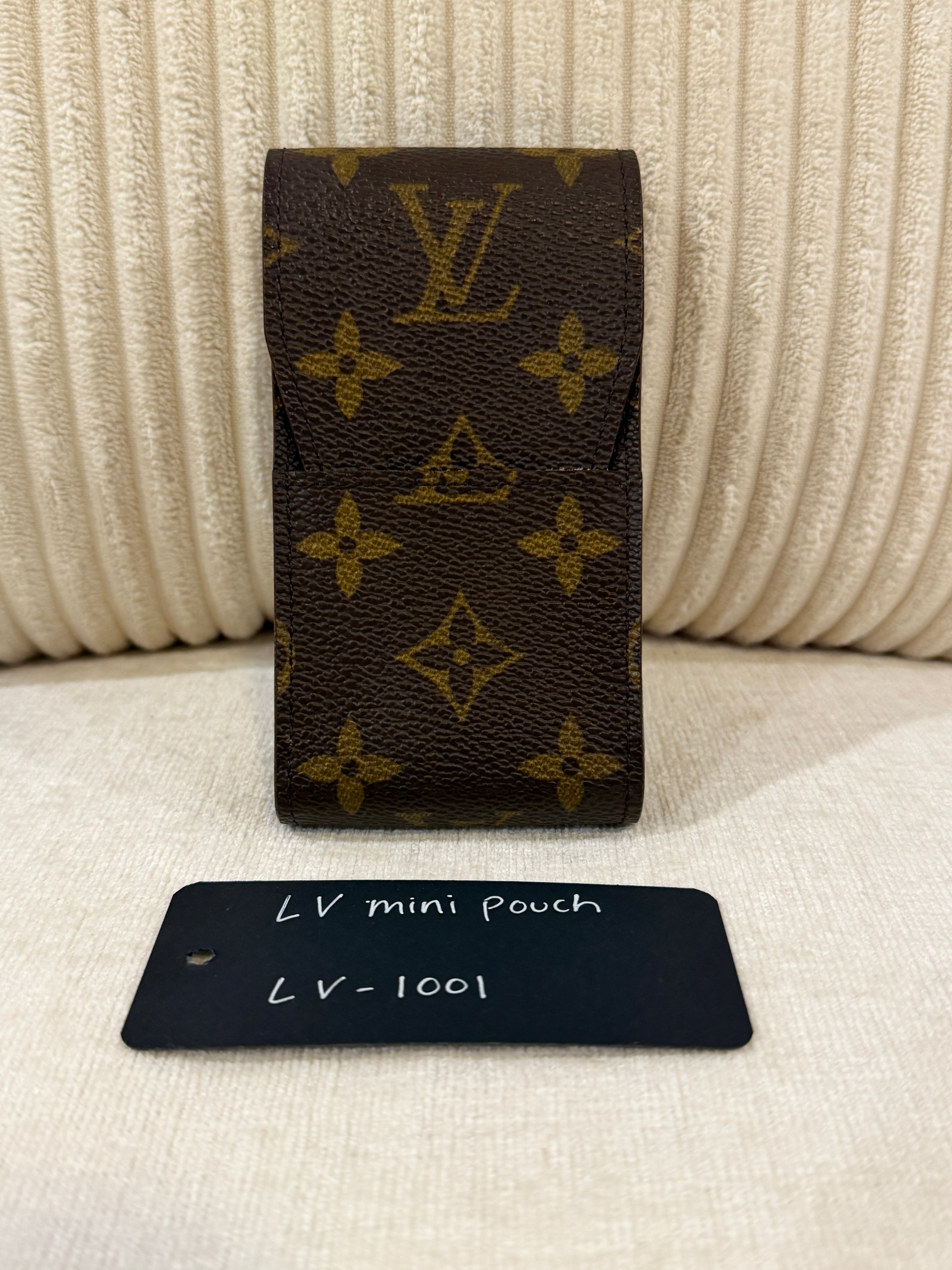 Louis Vuitton Mini Pouch
Monogram Canvas LV-1001