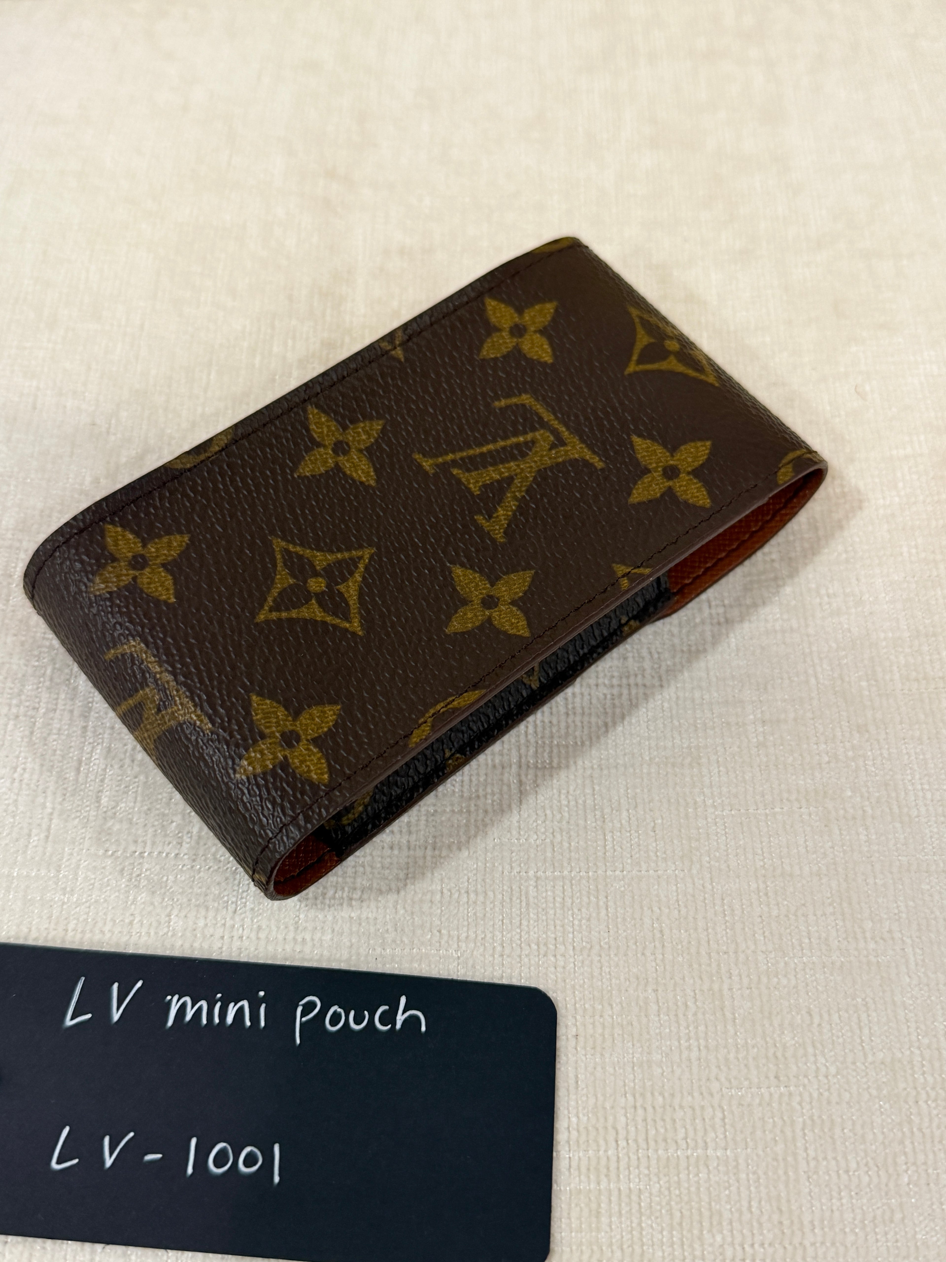 Louis Vuitton Mini Pouch
Monogram Canvas LV-1001