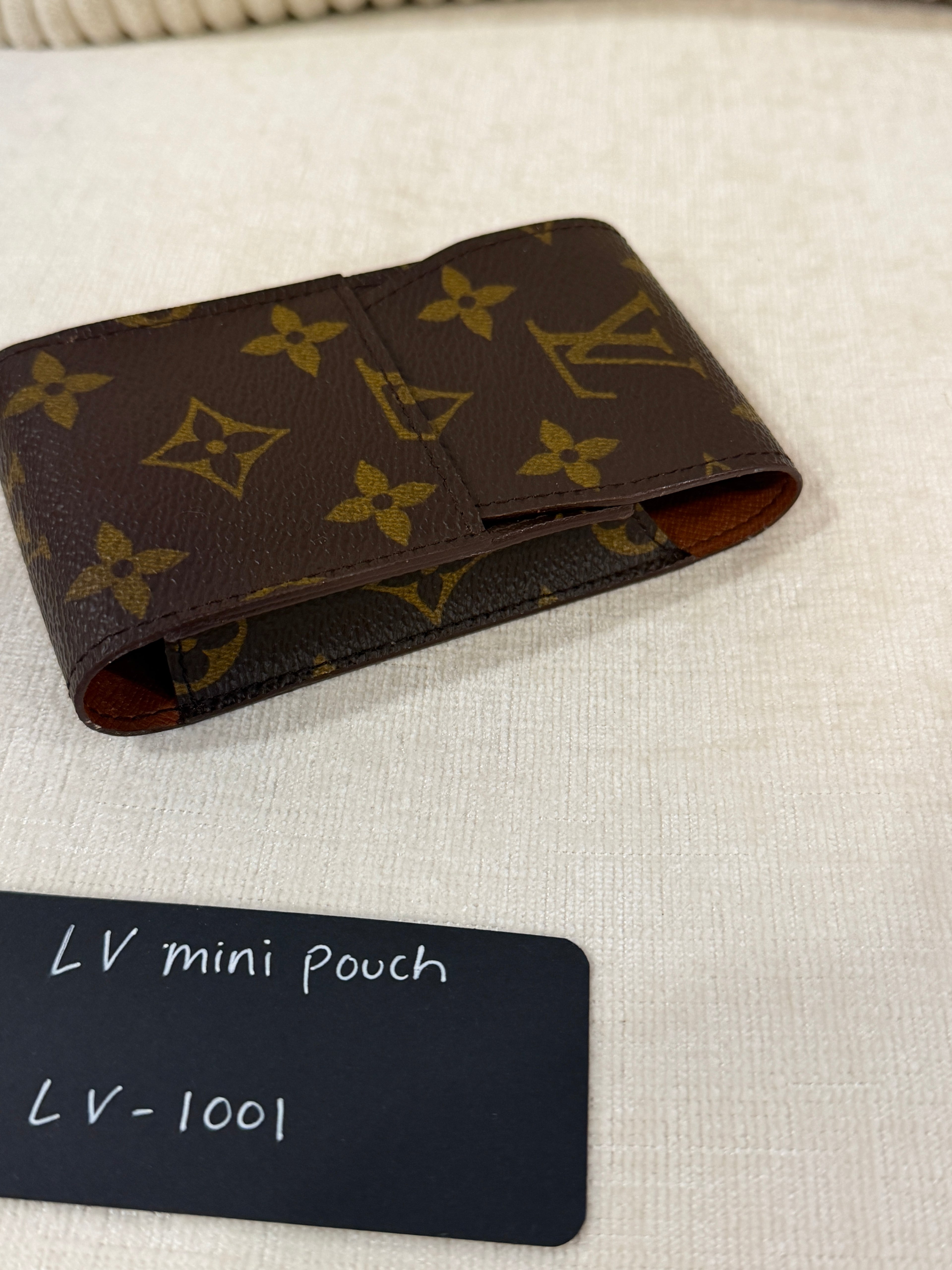 Louis Vuitton Mini Pouch
Monogram Canvas LV-1001