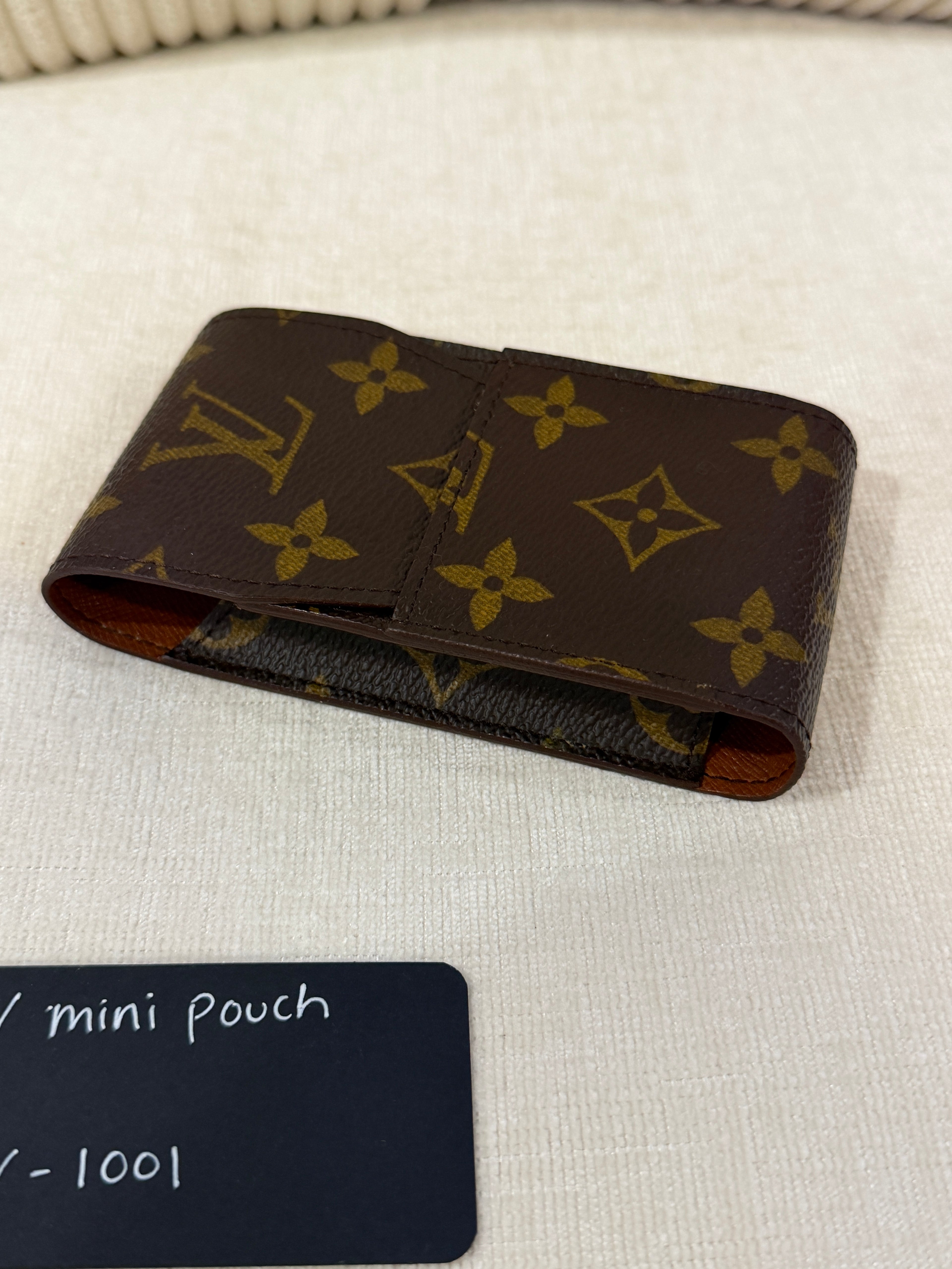 Louis Vuitton Mini Pouch
Monogram Canvas LV-1001