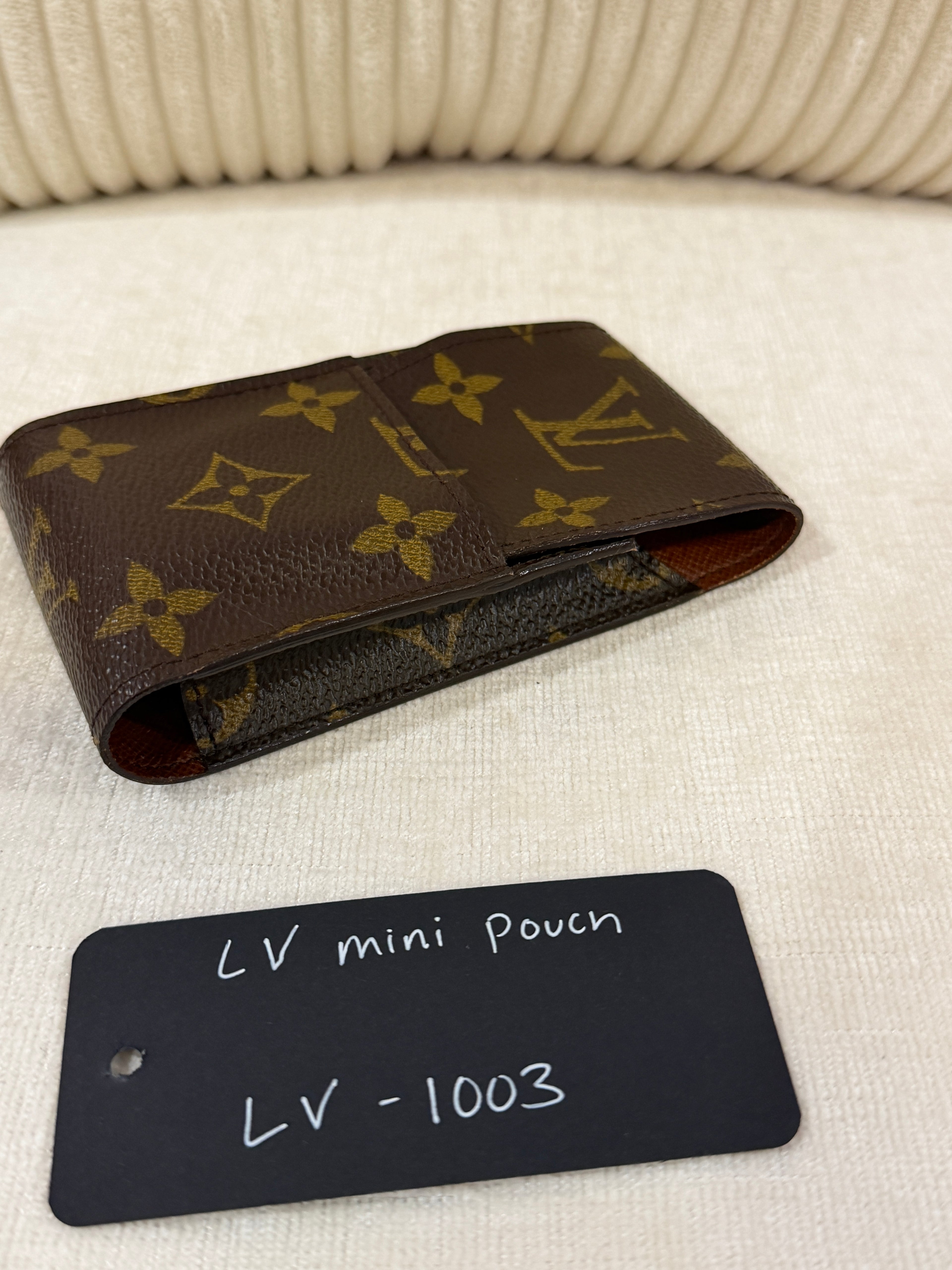 Louis Vuitton Mini Pouch
Monogram Canvas LV-1003