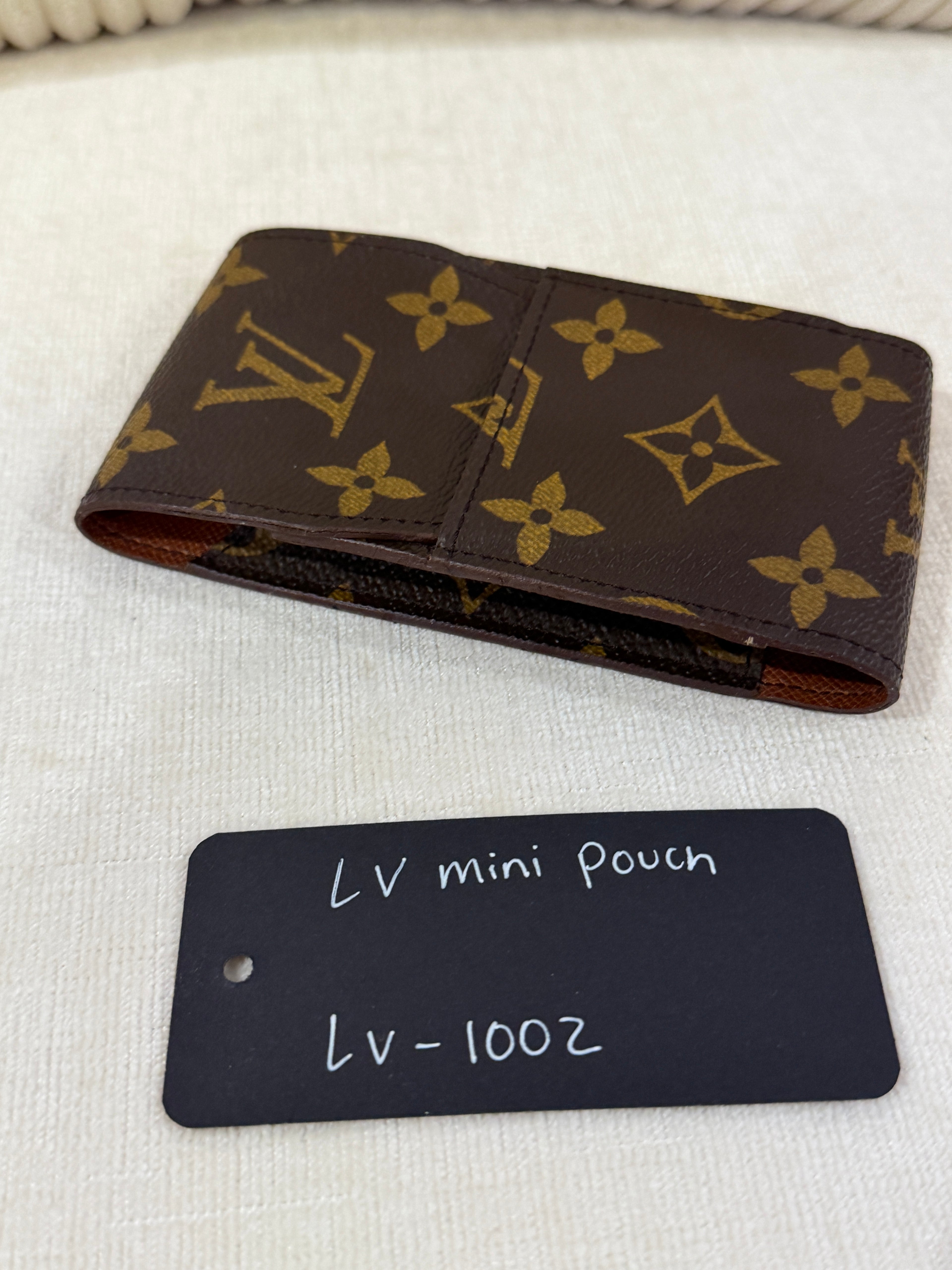 Louis Vuitton Mini Pouch
Monogram Canvas LV-1002