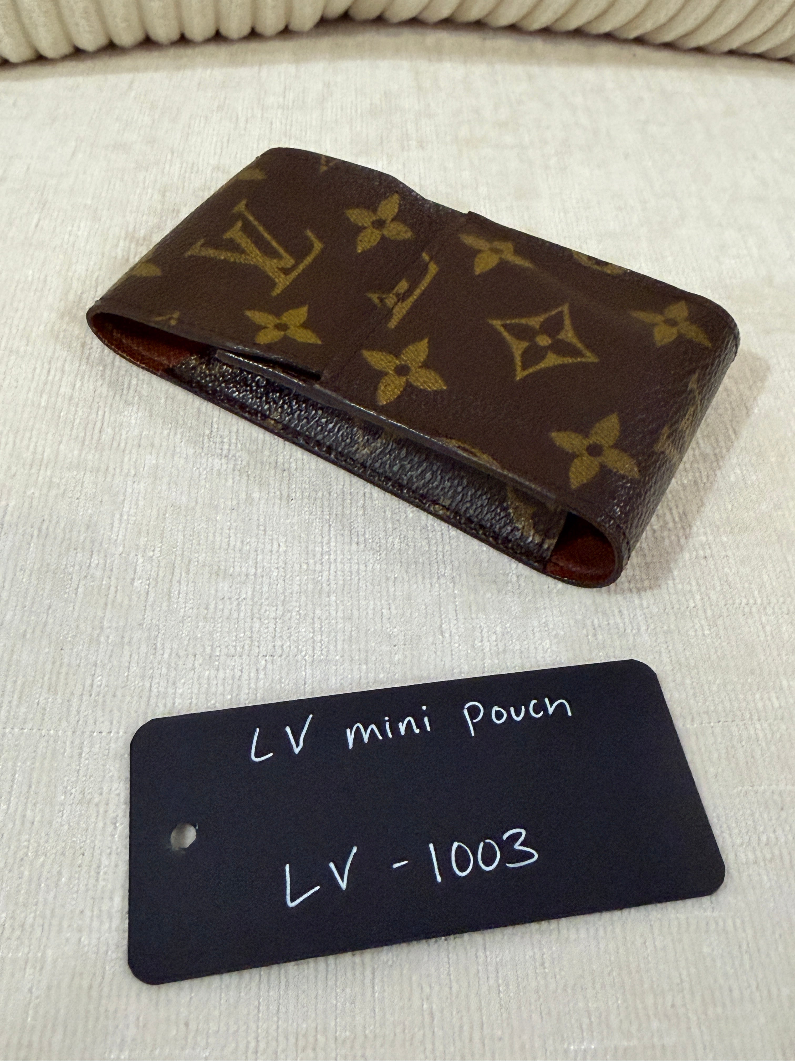 Louis Vuitton Mini Pouch
Monogram Canvas LV-1003