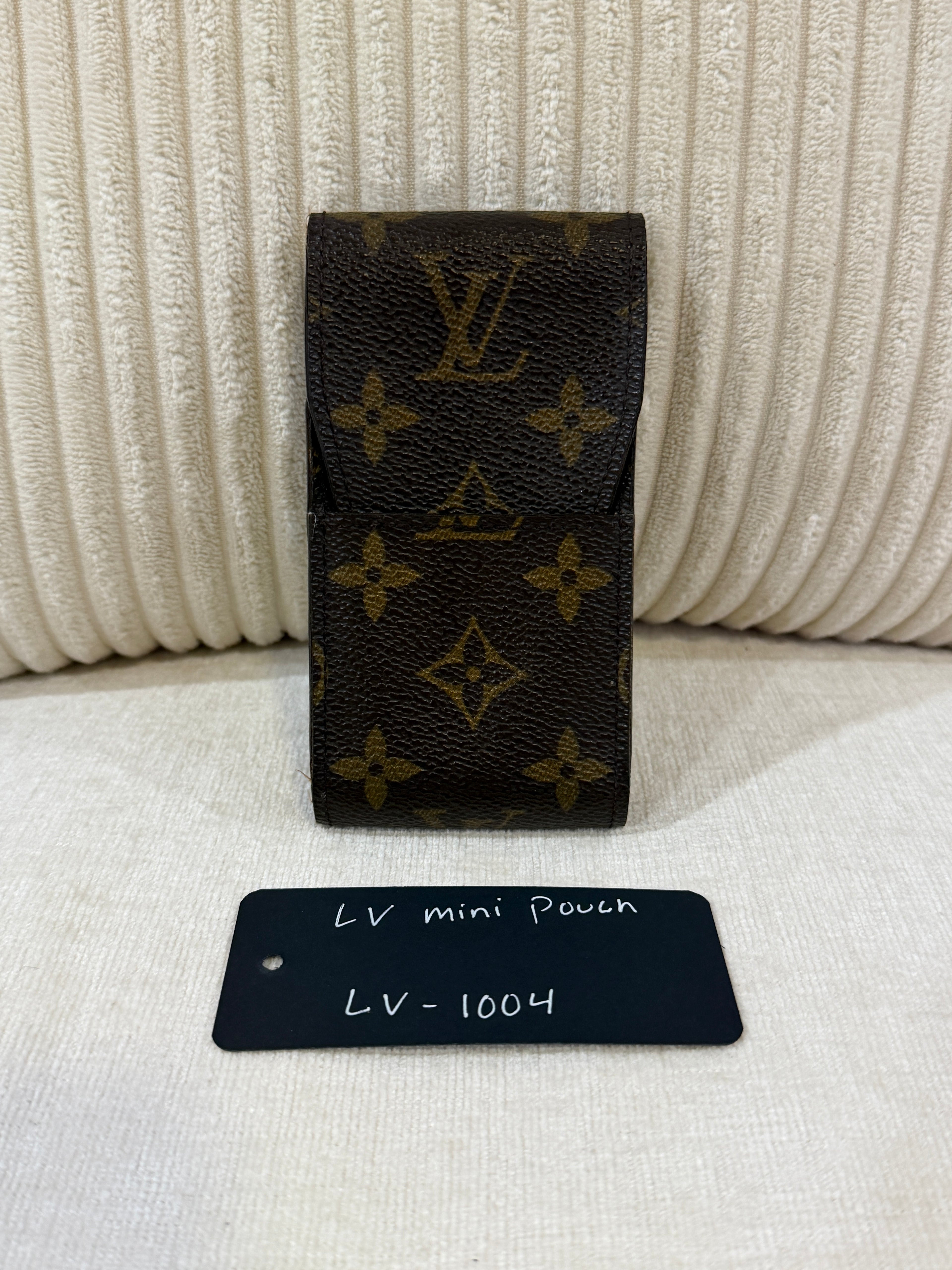 Louis Vuitton Mini Pouch
Monogram Canvas LV-1004