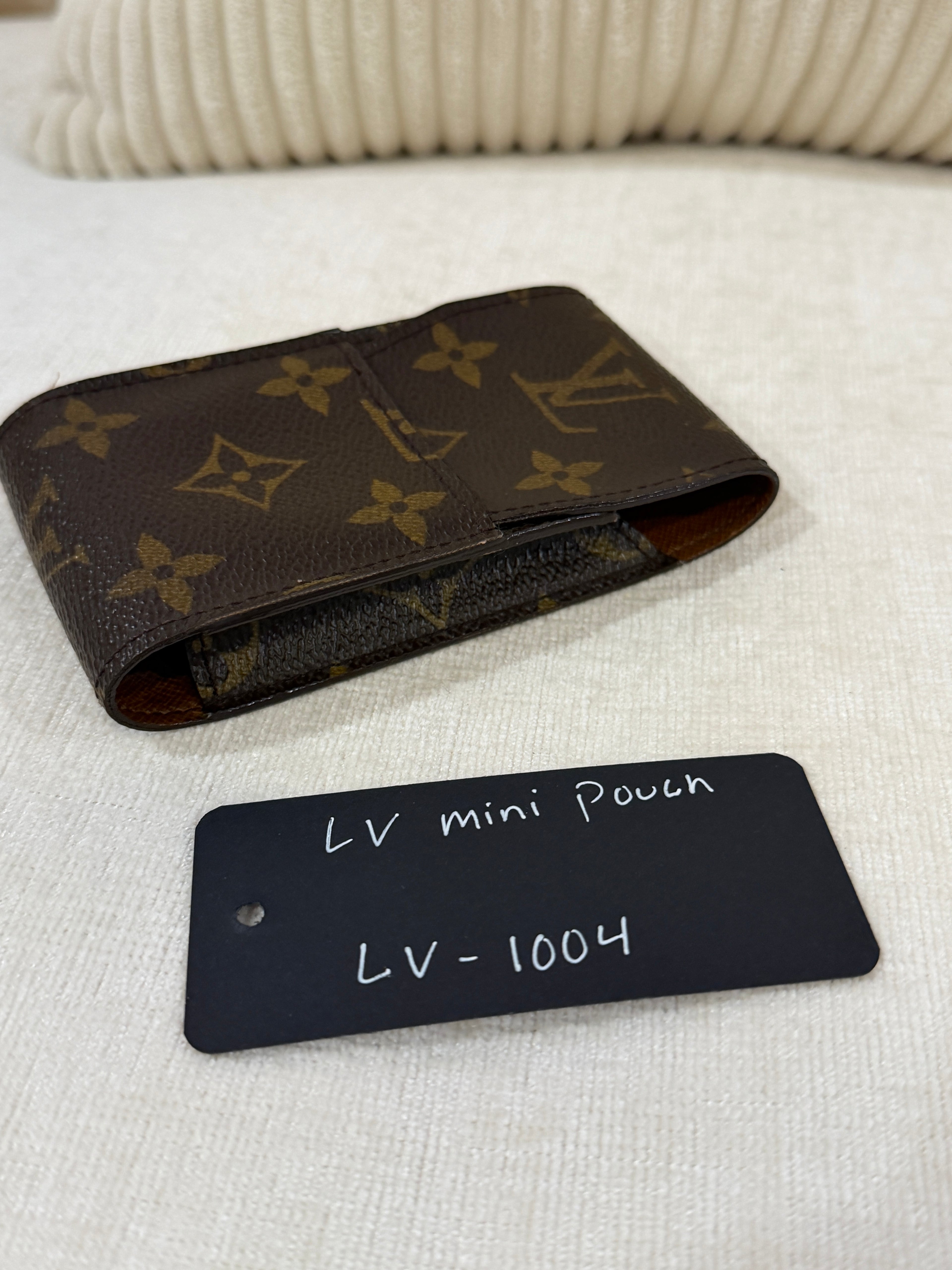 Louis Vuitton Mini Pouch
Monogram Canvas LV-1004