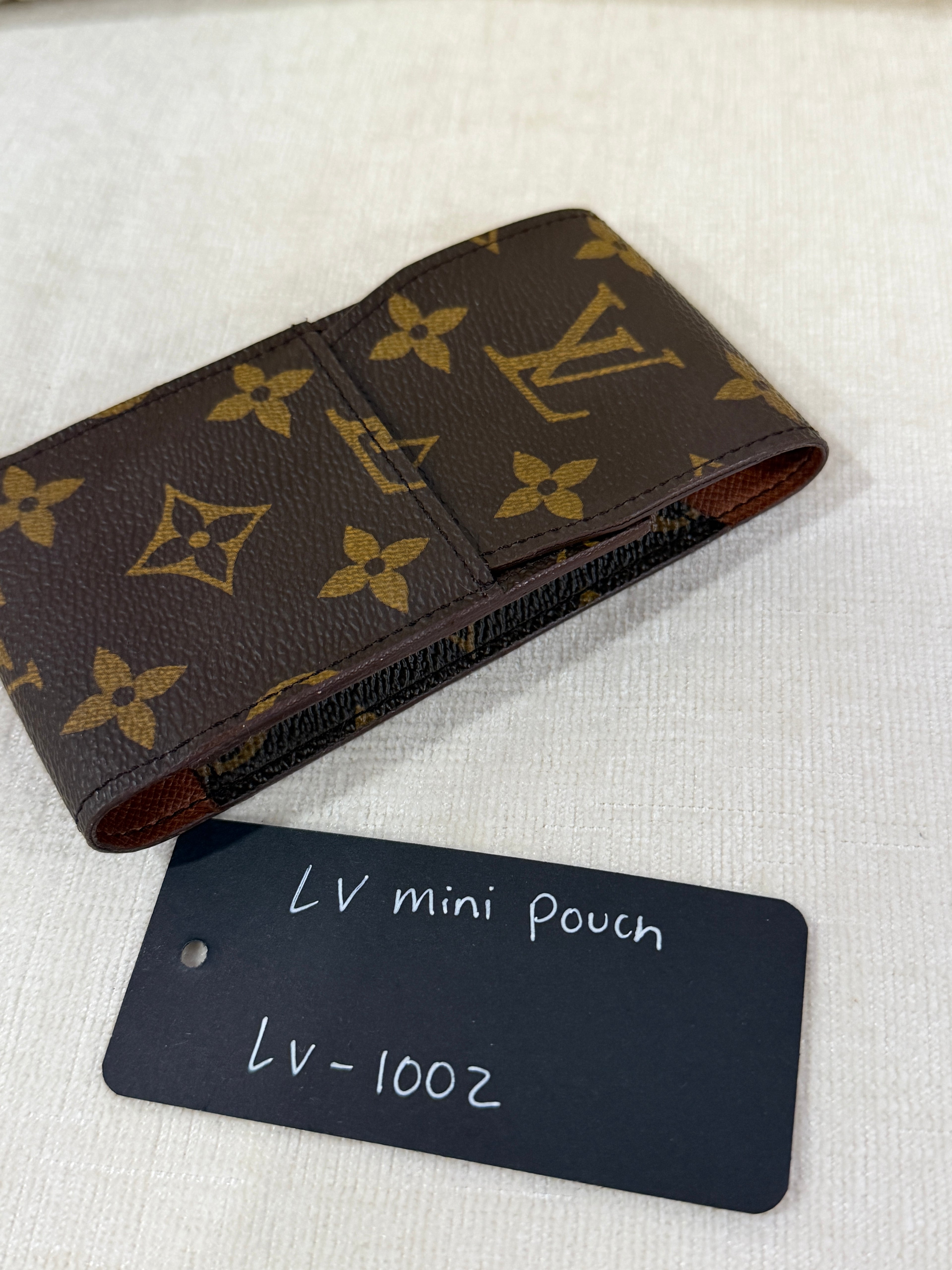 Louis Vuitton Mini Pouch
Monogram Canvas LV-1002