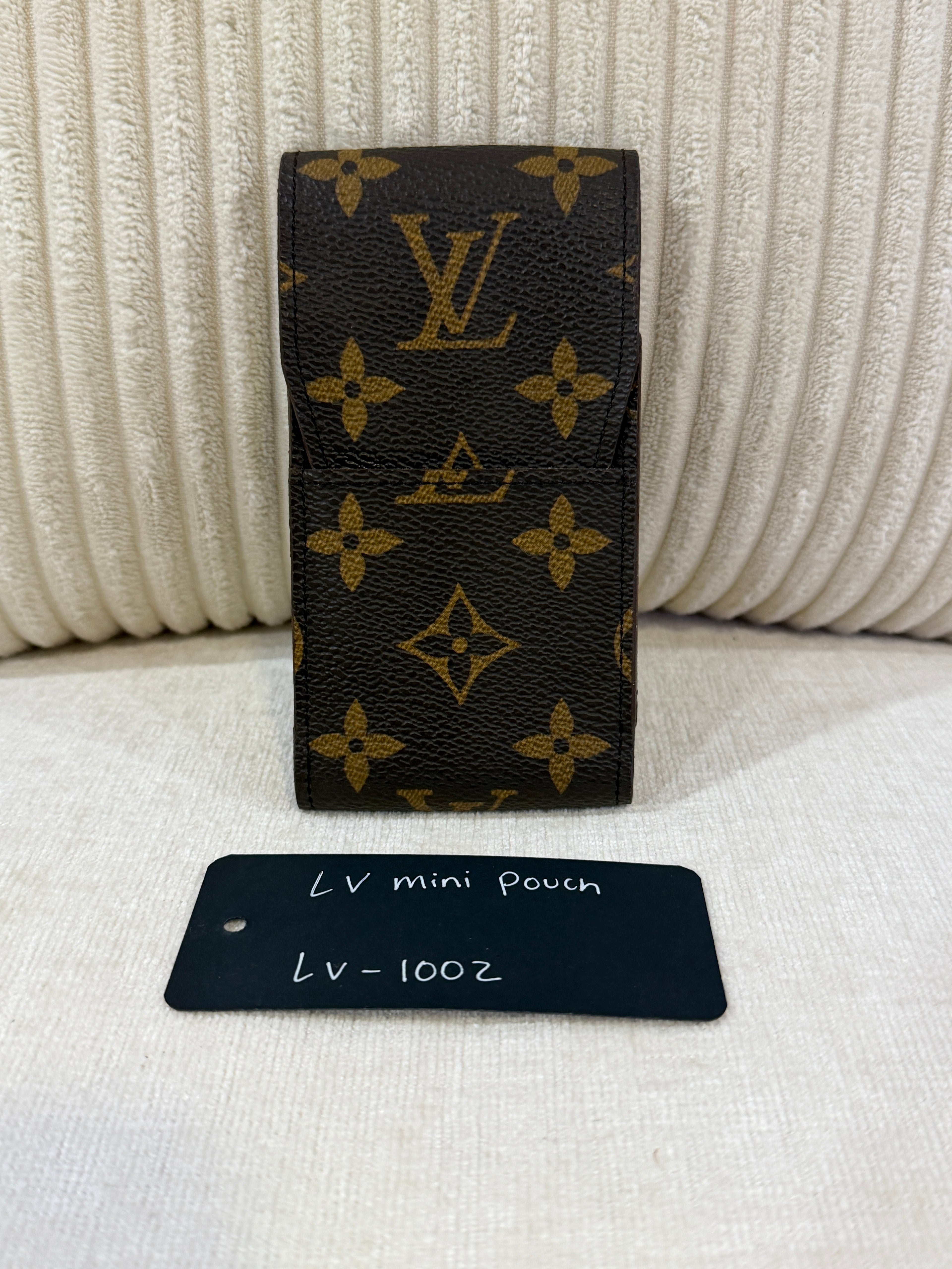 Louis Vuitton Mini Pouch
Monogram Canvas LV-1002