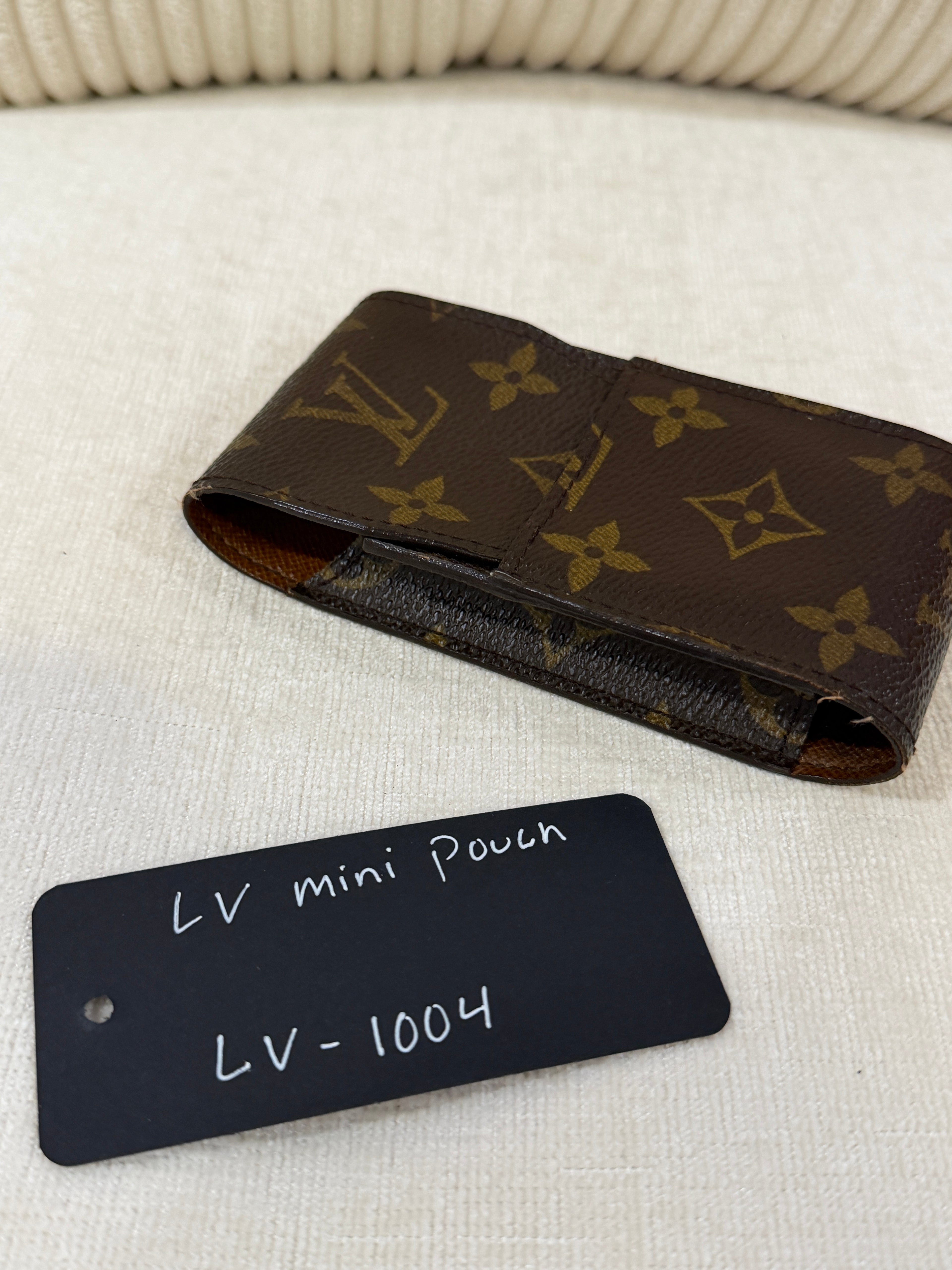 Louis Vuitton Mini Pouch
Monogram Canvas LV-1004