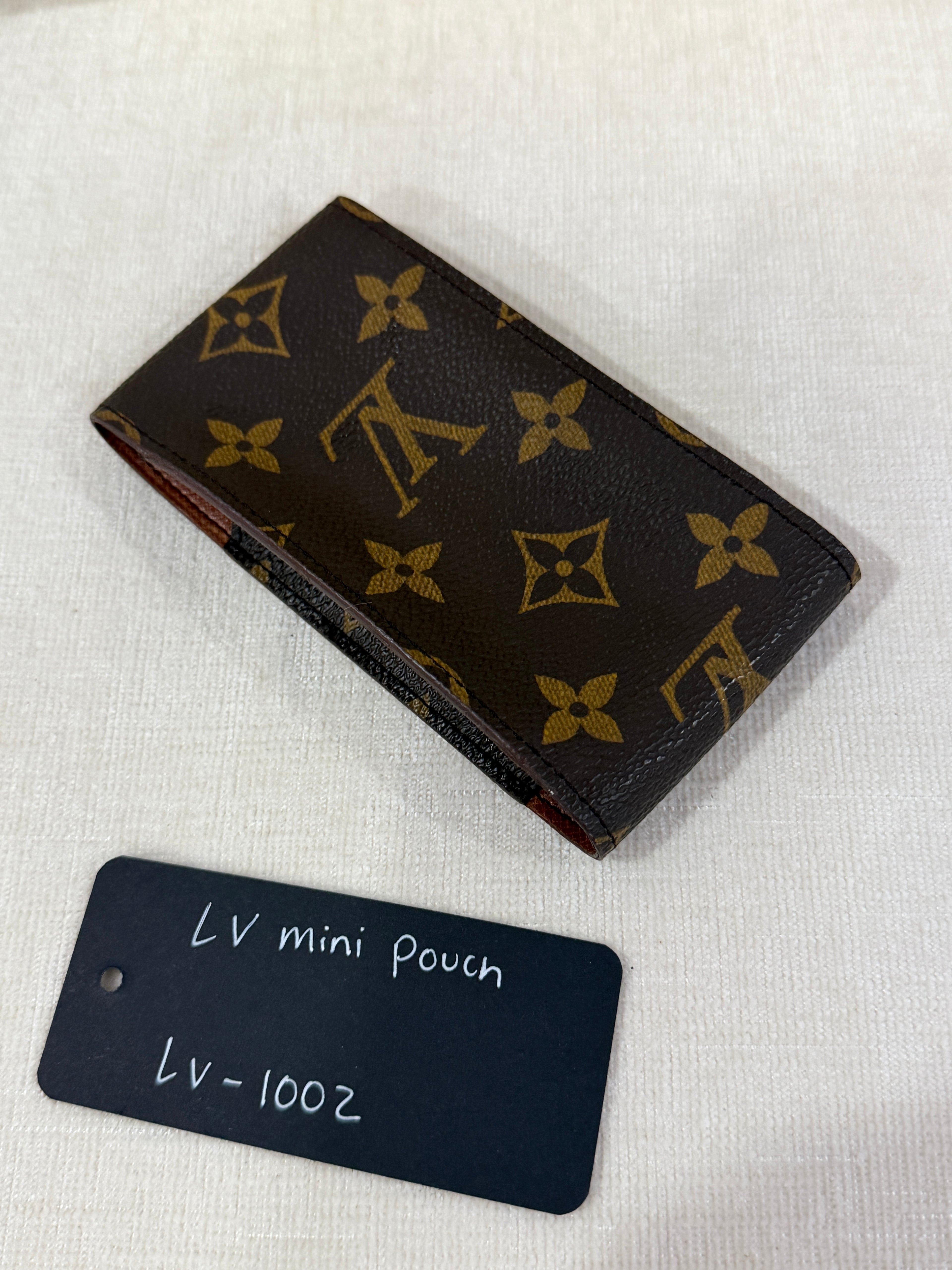 Louis Vuitton Mini Pouch
Monogram Canvas LV-1002