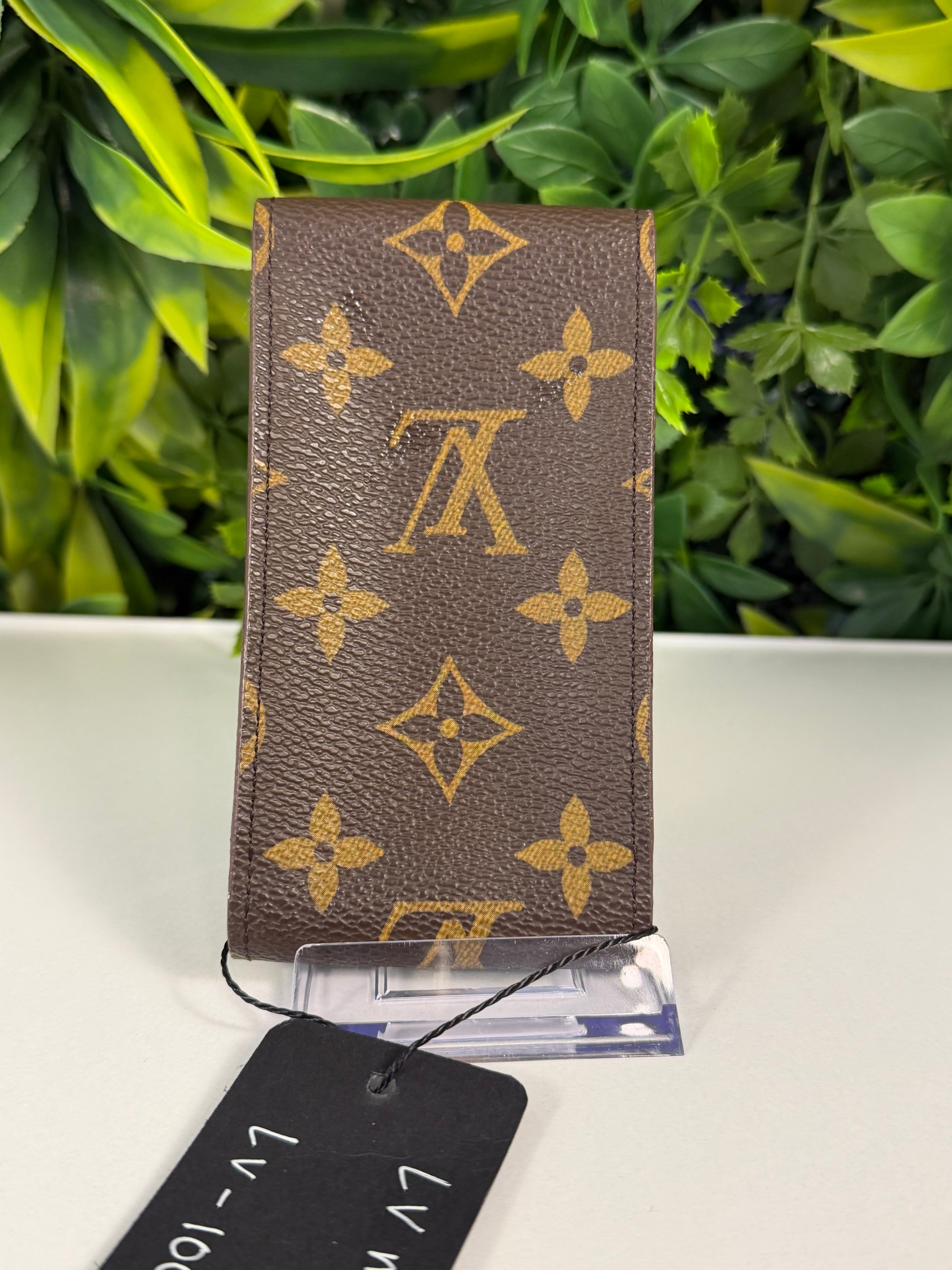 Louis Vuitton Pre-Loved Monogram Mini Pouch LV-1002