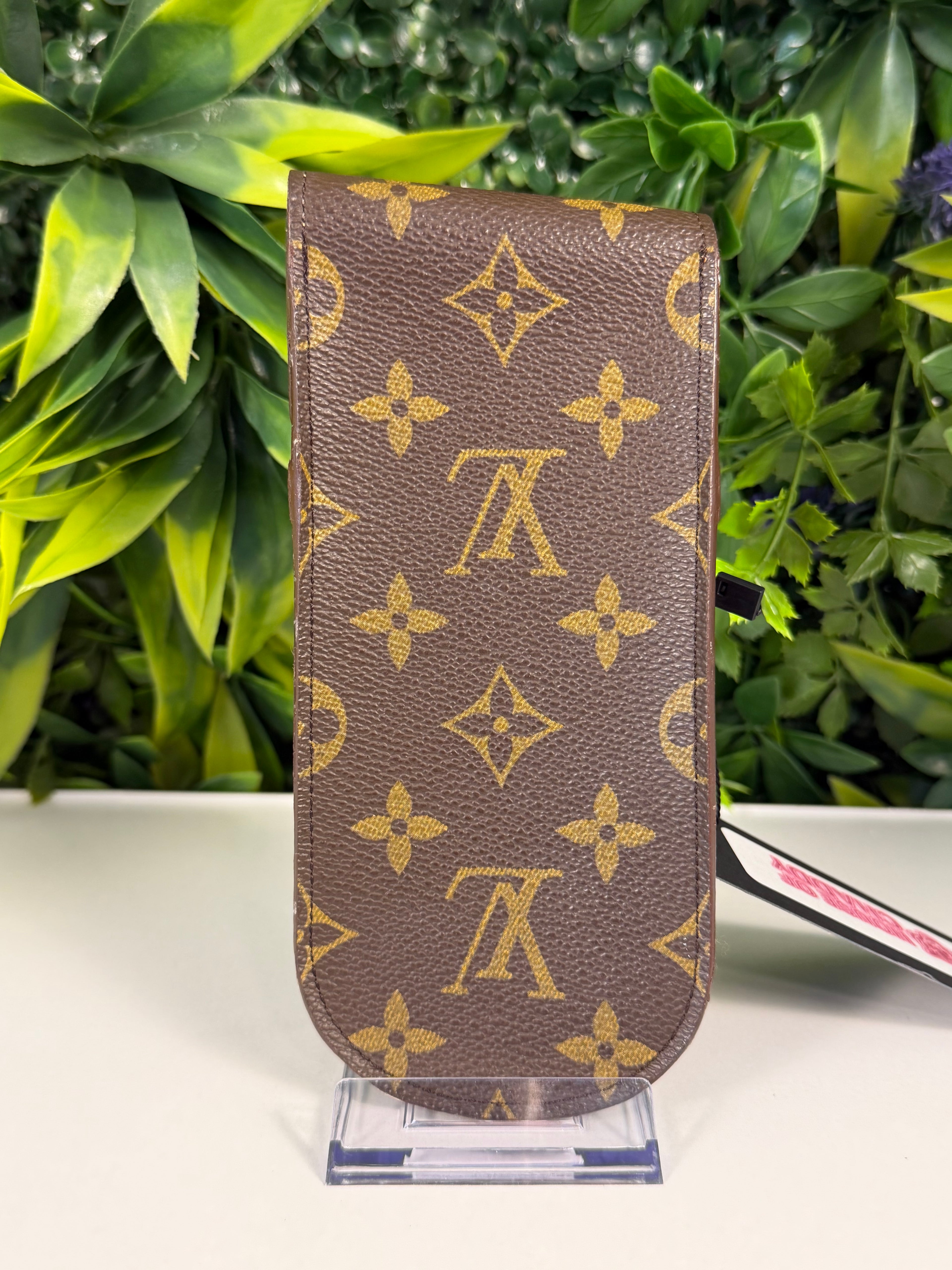 Louis Vuitton Pre-Loved Monogram Etui a Lunettes Glasses Case LV-1020