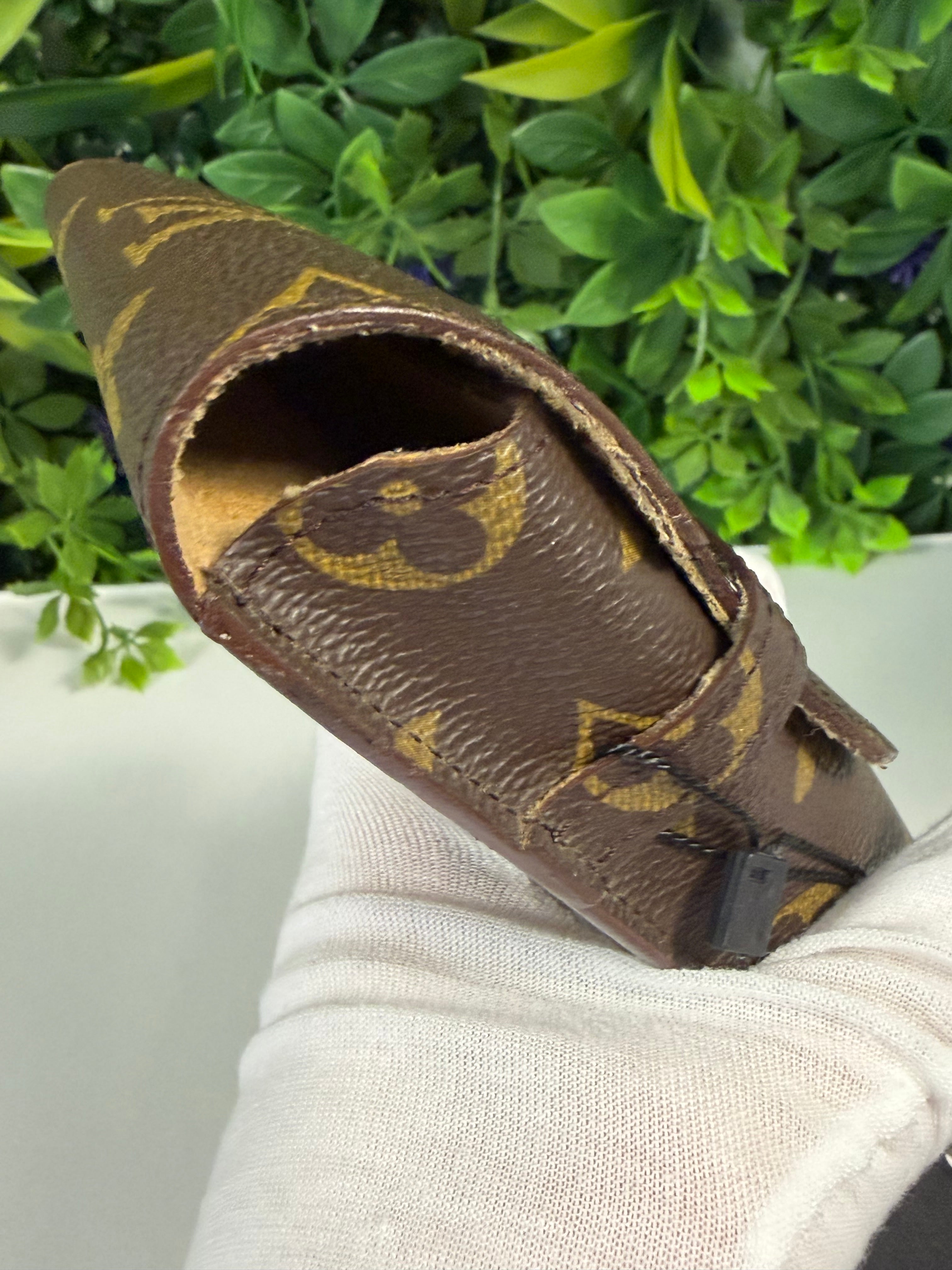 Louis Vuitton Pre-Loved Monogram Etui a Lunettes Glasses Case LV-1020