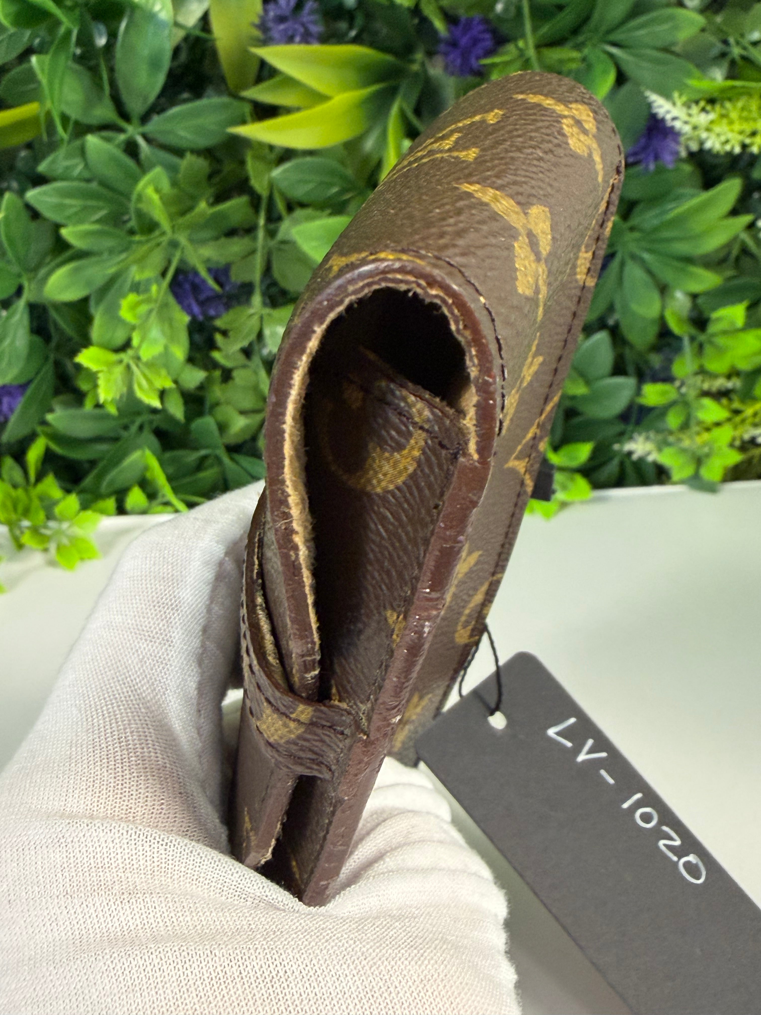 Louis Vuitton Pre-Loved Monogram Etui a Lunettes Glasses Case LV-1020