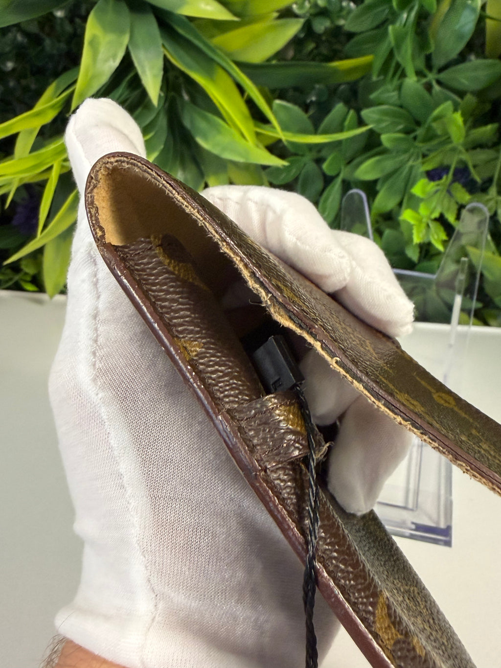 Louis Vuitton Pre-Loved Monogram Etui a Lunettes Glasses Case LV-1021
