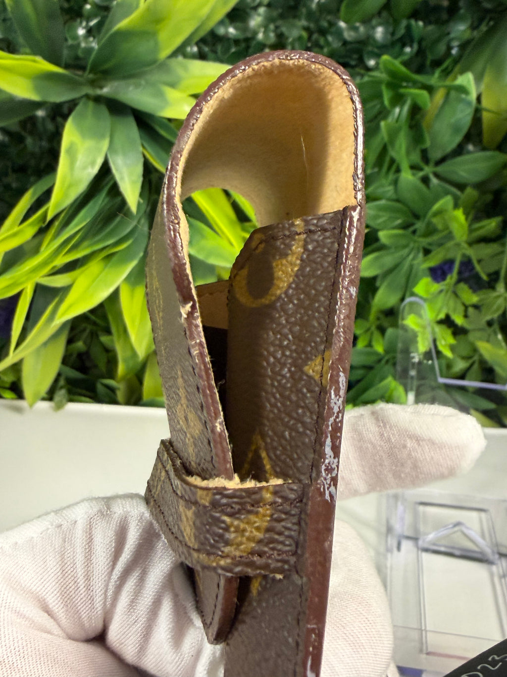 Louis Vuitton Pre-Loved Monogram Etui a Lunettes LV-1023